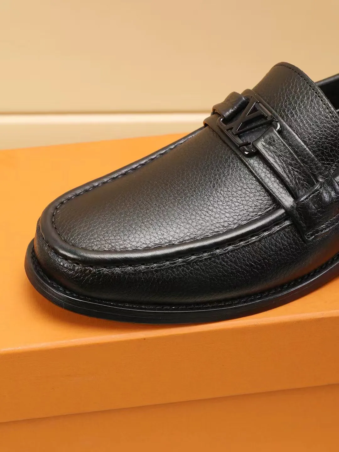 Men's shoes 440 💰 Louis Vuitton LV ® 🆕 model 🔛Full shoe counter, first layer cowhide, 🐂leather lined casual shoes for men, super soft outsole, essential for driving. Synchronized with the counter, original first layer cowhide, completely 1:1 mold customization🌹top version, color optional! Number: 39-44 (customized at 38.45.46)